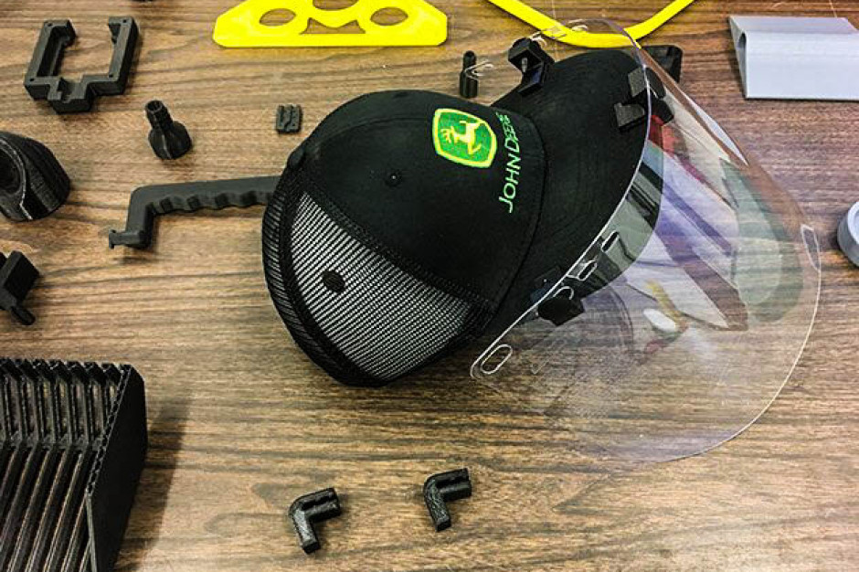 Projekt umożliwia mocowanie przyłbicy do standardowej czapeczki z daszkiem.