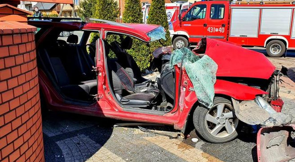 Strażacy musieli rozcinać auto, by wydobyć poszkodowanego, Fot. OSP Wilczkowice Mazda wjechała w przyczepę ciągnika