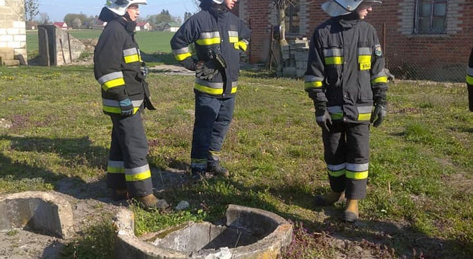 Mężczyzna zaklinował się w studzience na swojej posesji, Foto: OSP Ludwin Wpadł i zaklinował się w studni