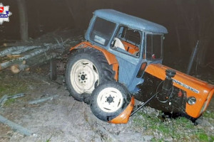 Traktor z doczepionym wozem uderzył w drzewo