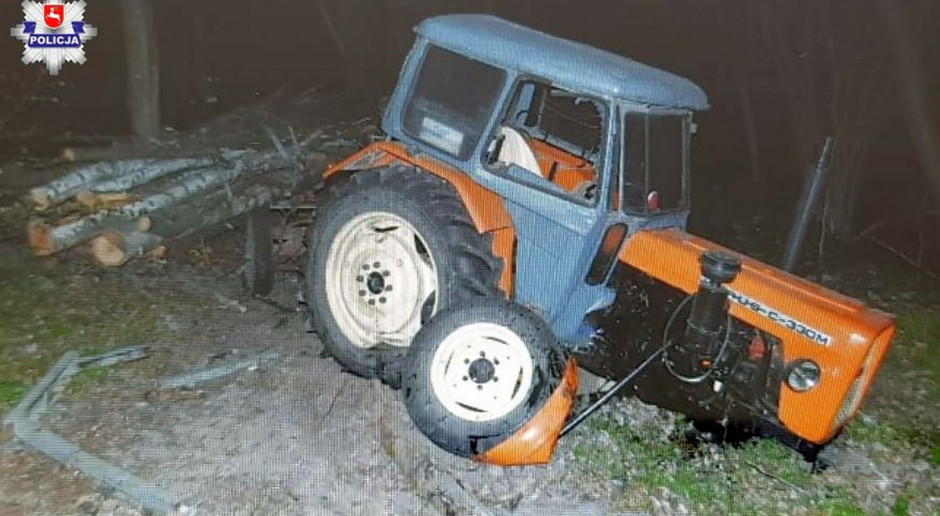 Ursus rozpadł się po zderzeniu z drzewem, Foto: Policja Traktor z doczepionym wozem uderzył w drzewo