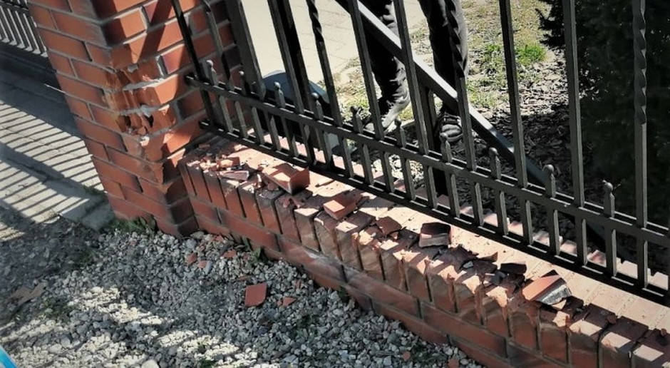 Traktorzysta był zbyt pijany, by zapanowac nad kierownicą i zniszczył parkan posesji, Foto: Policja Traktorzysta zniszczył płot i odjechał