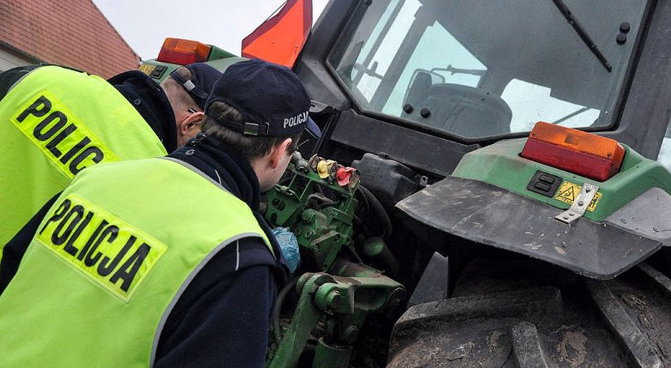 Traktorzysta za wszelką cenę próbował uniknąć kontroli drogowej, zdjęcie ilustracyjne: policja Traktorzysta uciekał przed radiowozem z zaczepionymi bronami