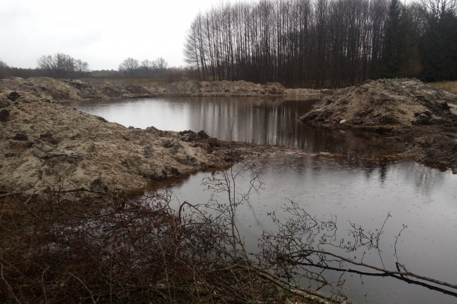 Zbiornik wodny wykopany jesienią ubiegłego roku, stan wody na połowę kwietnia 2020 r. fot. Rafał Mładanowicz