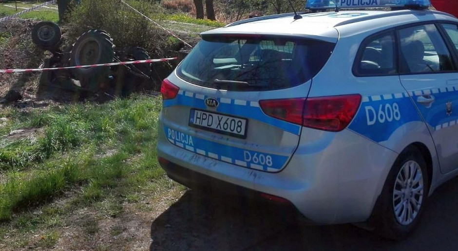 Ciągnik wywrócił się przygniatając kierowcę, Foto: Policja Groźny wypadek nietrzeźwego traktorzysty