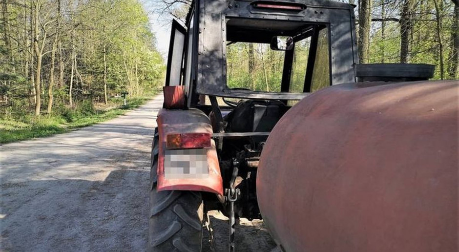 Traktorzysta wpadł, bo jechał całą szerokością drogi, Fot. Policja Palił marihuanę i szalał na drodze traktorem