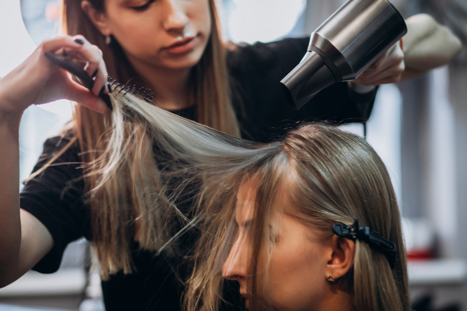Oprócz zakładów fryzjerskich, mają zostać otwarte także salony kosmetyczne, Fot. Shutterstock