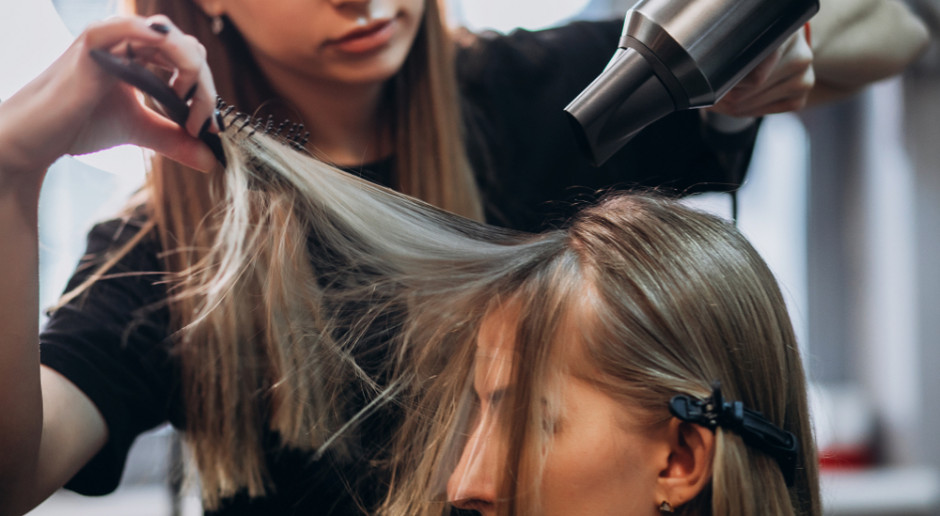 Oprócz zakładów fryzjerskich, mają zostać otwarte także salony kosmetyczne, Fot. Shutterstock Rzecznik rządu: W następnym etapie otwarcie salonów fryzjerskich, połowa maja to realny termin