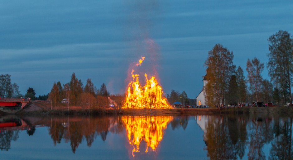 Tradycyjnie w przypadającą z 30 kwietnia na 1 maja noc Walpurgi, Szwedzi witają wiosnę przy ogniskach, Fot. Shutterstock Szwecja: Kurze odchody mają zniechęcić do świętowania nocy Walpurgi