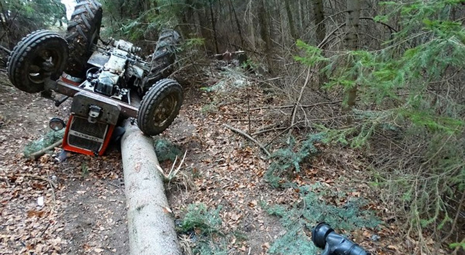 Kierujący został przygnieciony pojazdem, Foto: Policja Traktorzysta przygnieciony przez ciągnik w lesie