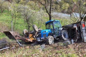 Wypadek z dwoma traktorami - rolnik przygnieciony pojazdem