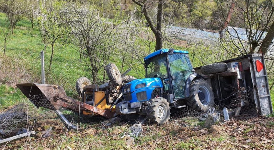 Jeden z traktorzystów po wywróceniu pojazdu został przygnieciony pojazdem, Foto: Policja Wypadek z dwoma traktorami - rolnik przygnieciony pojazdem