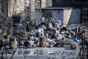 Sposoby usuwania skażenia po pożarze w Nowinach budzą wątpliwości