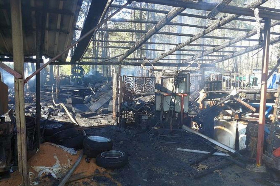Dwie wiaty spłonęły, ale pozostałe zabudowania i maszyny ocalono, Foto: PSP Skarżysko-Kamienna