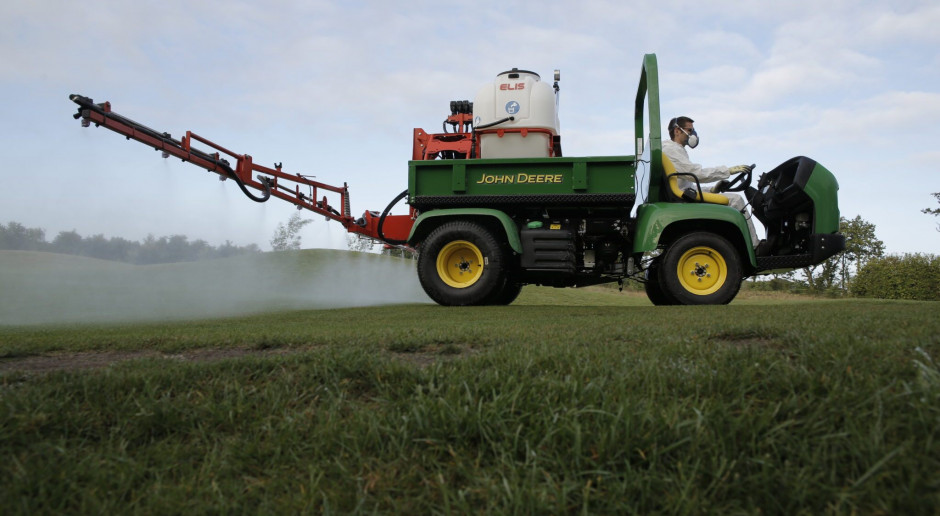 Pojazd użytkowy John Deere Gator może zostać wyposażony w opryskiwacz, dzięki czemu doskonale sprawdzi się podczas dezynfekcji miast. fot. materiały prasowe Maszyny John Deere pomagają rolnikom walczyć z koronawirusem