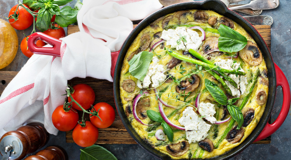 Frittata ze szparagami i kozim serem, fot. Shutterstock Sezon na świeżość - majowe przepisy na szparagi i nie tylko