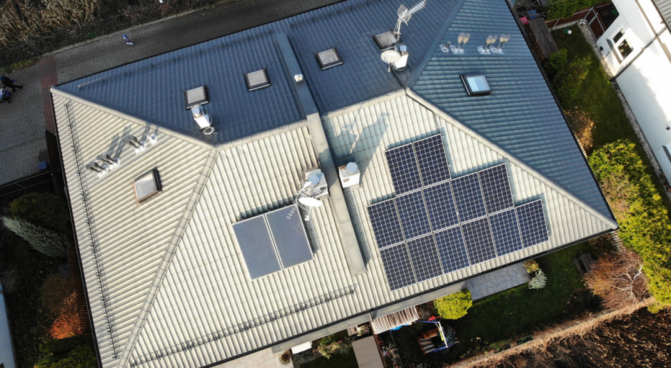 W przypadku instalacji przeznaczonej do gospodarstwa rolnego, przy zapotrzebowaniu na energię elektryczną w granicach 35-40 mWh na rok, taka inwestycja po wykorzystaniu ulgi z podatku rolnego zwraca się nawet po 3 latach użytkowania instalacji fotowoltaicznej. Foto. HSG Sun Kiedy inwestycja w fotowoltaikę staje się opłacalna?