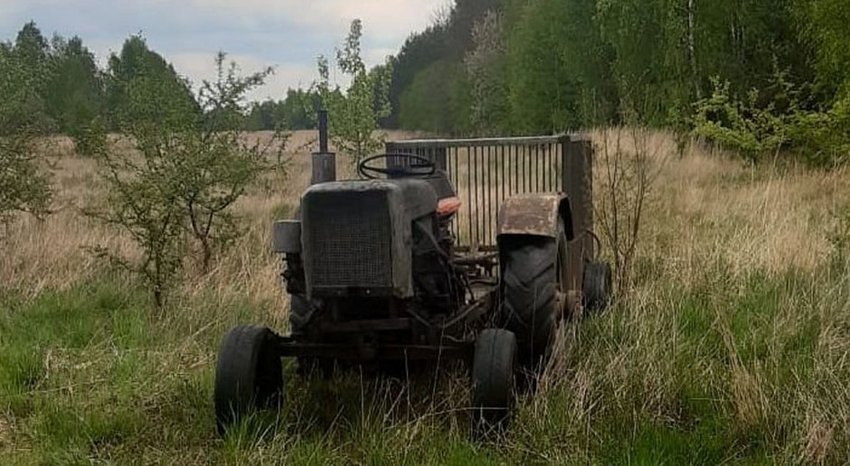 Policja zatrzymała pod Kłobuckiem nietrzeźwego traktorzystę, fot. Policja Pijany jechał ciągnikiem i wyrzucał śmieci