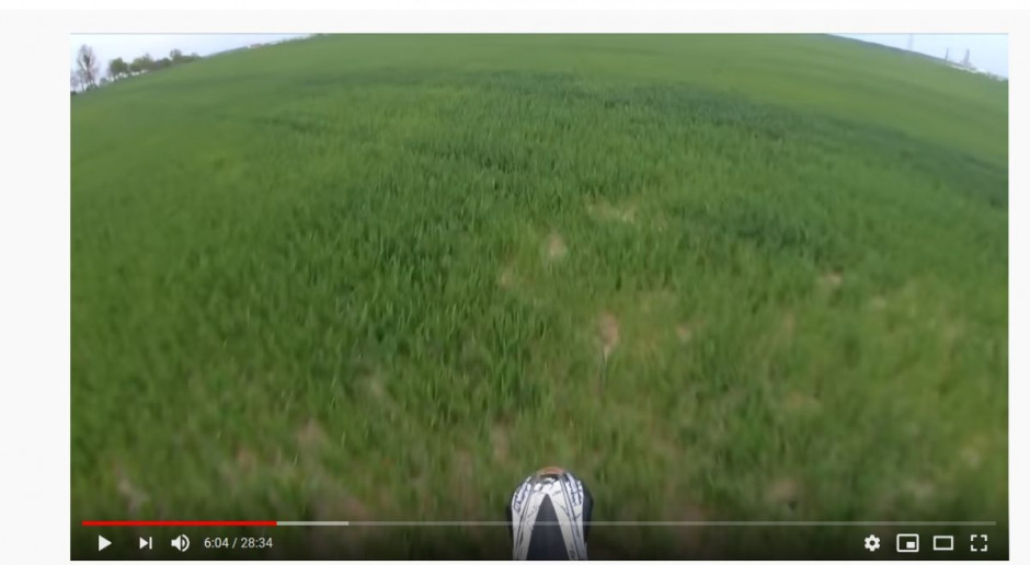 W materiale video dwukrotny Mistrz Polski niszczy obsiane pole, Foto: Artur Puzio/youtube.com Mistrz Polski w motocrossie popisowo rozjeżdża obsiane pole