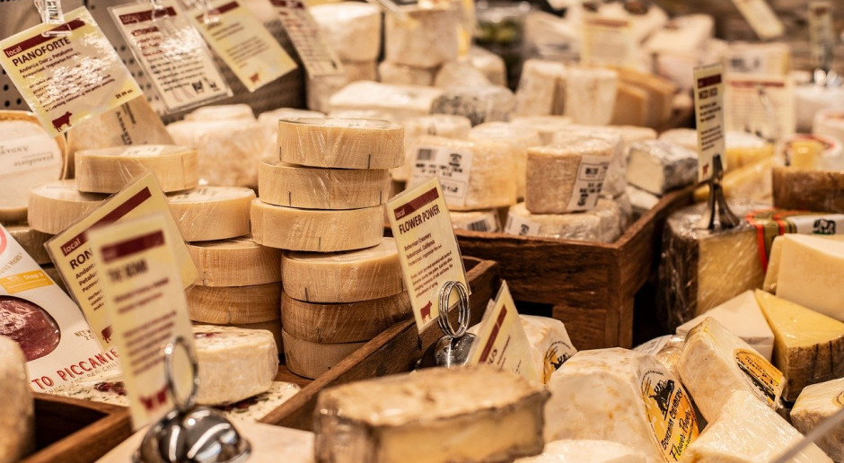KE: Najmniej podatne na wahania cen produkty mleczarskie to sery; Fot.pixabay.com KE: Ceny standardowych produktów mlecznych spadają wolniej