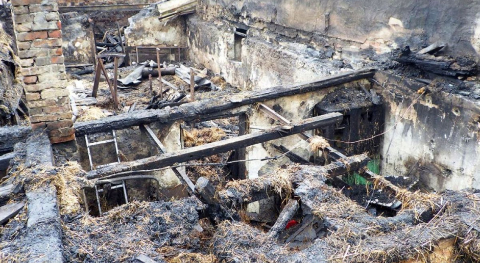 W wyniku pozaru zawalił sie dach murowanego budynku, Foto: PSP Świętochłowice Wielki pożar w przedsiębiorstwie rolnym na Śląsku
