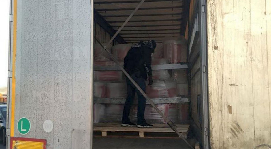 Policjanci udareminili przemyt 6,5 t tytoniu z Niemiec, Fot. Policja Rozbita szajka przemycała tytoń i produkowała papierosy