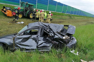 BMW wpadło na traktor koszący trawę przy autostradzie