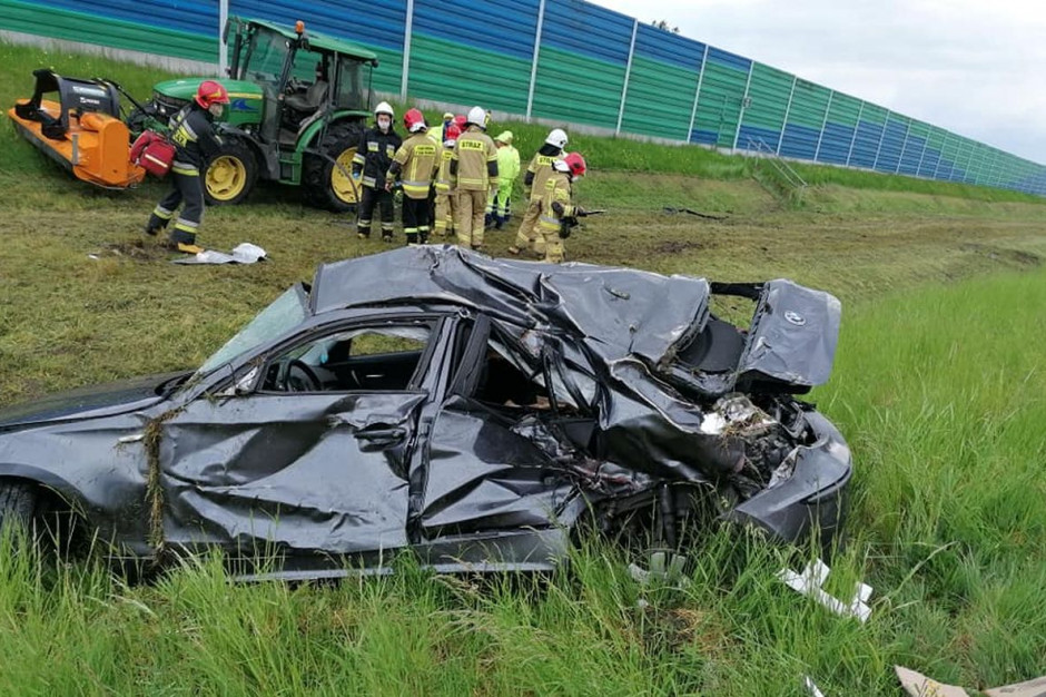 BMW wypadło z trasy i uderzyło w ciagnik z kosiarką pracujący na pasie zieleni, Foto: OSP Kaczanowo