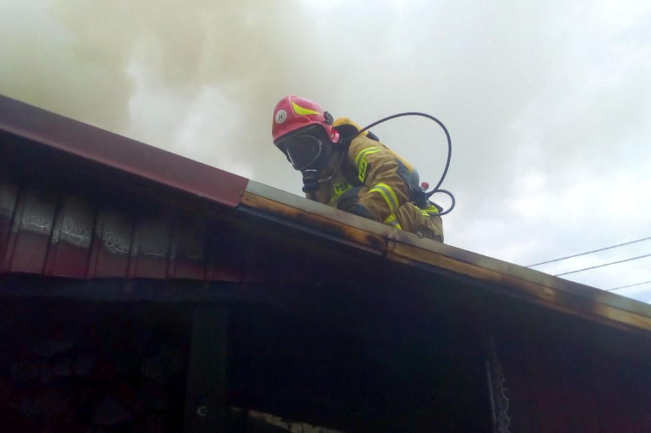 Płonął budynek na terenie tartaku, Foto ilustr.: PSP Kielce