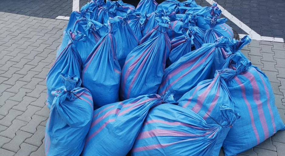 Źródłem kłopotów 44-latka były worki z tytoniem wiezione autem, Foto: Policja Zlikwidowano nielegalną wytwórnię krajanki tytoniowej