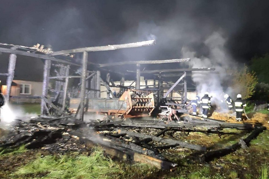 Stodoła z maszynami rolniczymi w środku spłoneła doszczetnie, Foto: PSP Konin