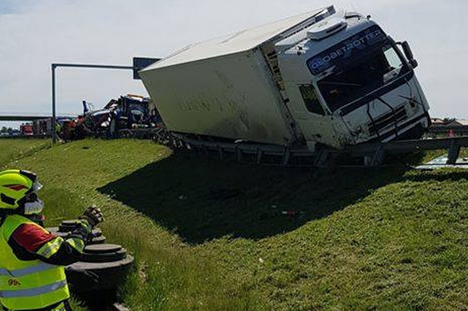 Rozpędzona ciężarówka zahaczyła o traktor i busa na pasie awaryjnym, Foto: OSP Lewiczyn