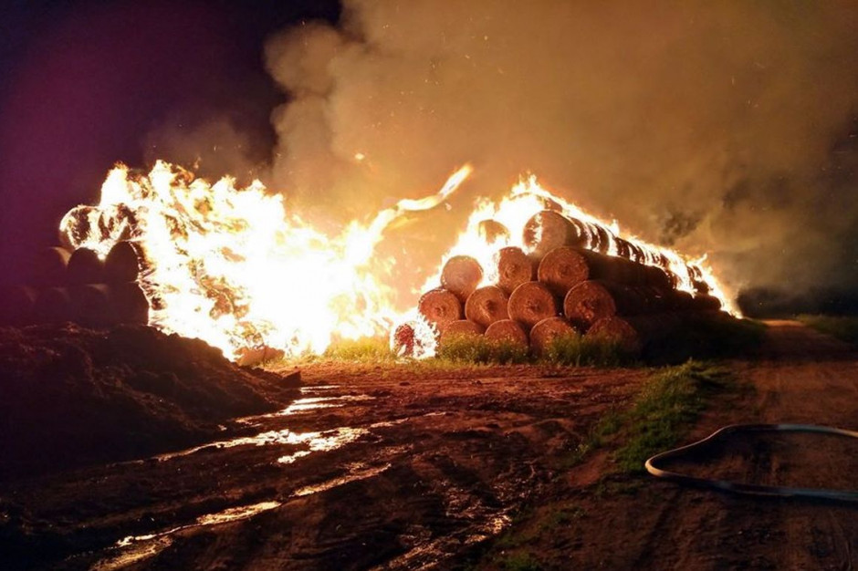 2500 bel słomy w dwóch stertach spłonęło w gminie Biała w powiecie prudnickim, Foto: OSP Pogórze