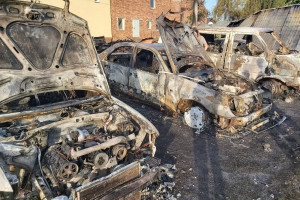 Spłonęły 4 samochody i budynek gospodarczy