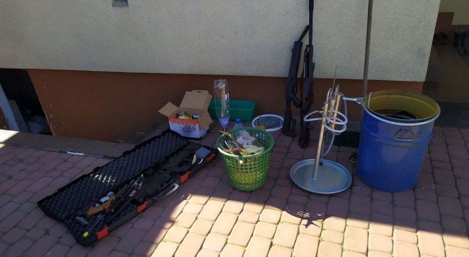 W gospodarstwie znaleziono m.in. nielegalą broń, trefea myśliwskie i bimbrownię, Foto: Policja Bimber, dziczyzna i broń w gospodarstwie