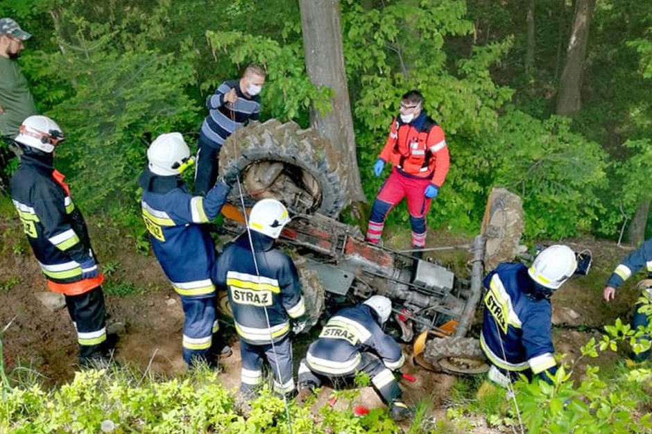 Pod wywróconym ciągnikiem został uwięziony kierowca, fot. OSP Wesoła