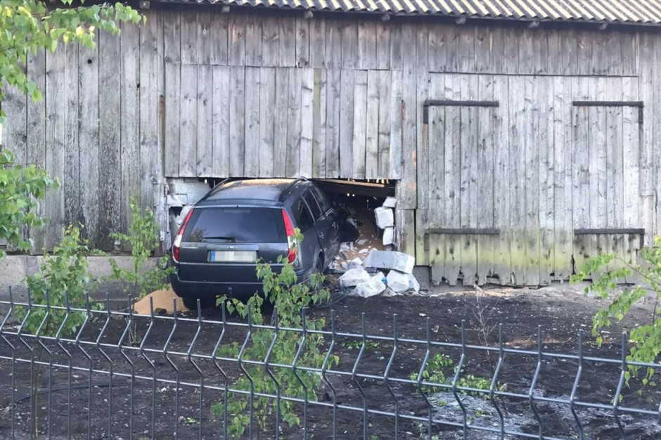Samochód zjechał z drogi wprost w stodołę, Fot. KPP Przasnysz