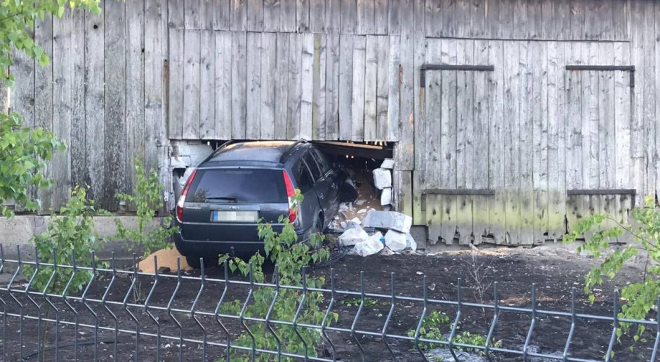 Samochód zjechał z drogi wprost w stodołę, Fot. KPP Przasnysz Auto wbiło się rolnikowi w stodołę