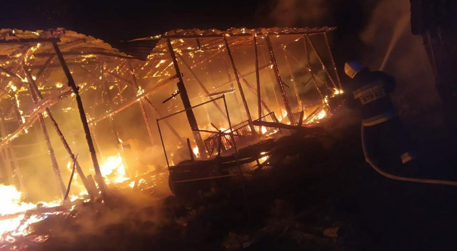 Podpalona pod Działdowem stodoła spłonęła doszczętnie, Fot. PSP Działdowo Złapano podpalacza, który puścił z dymem stodołę