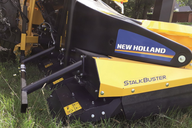 New Holland wprowadził do swojej oferty system niszczący ściernisko kukurydziane podczas zbiorów StalkBuster także w sieczkarniach New Holland