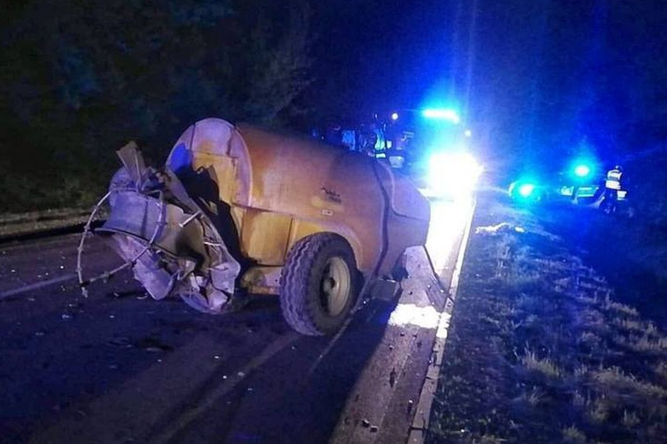 BMW wjechał w ciągnik z doczepionym opryskiwaczem, Foto: OSP Mogielnica/Facebook
