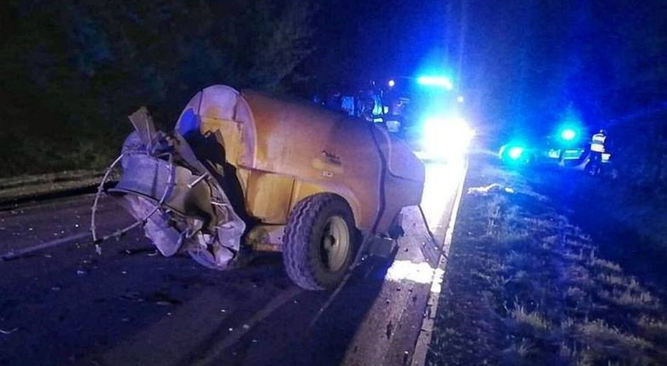 BMW wjechał w ciągnik z doczepionym opryskiwaczem, Foto: OSP Mogielnica/Facebook Samochód zderzył się z ciągnikiem rolniczym