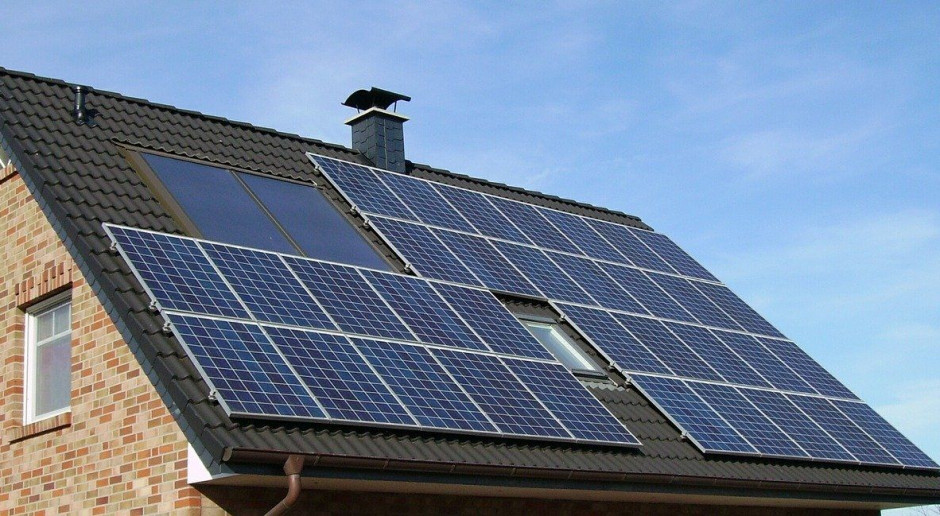 Zainteresowanie klientów instalacjami fotowoltaicznymi stale rośnie, przekładając się na rozwój całej branży. To najszybciej rozwijający się sektor rozproszonej energetyki odnawialnej. Foto. Sunday Polska Dlaczego warto inwestować w przydomową instalację fotowoltaiczną?