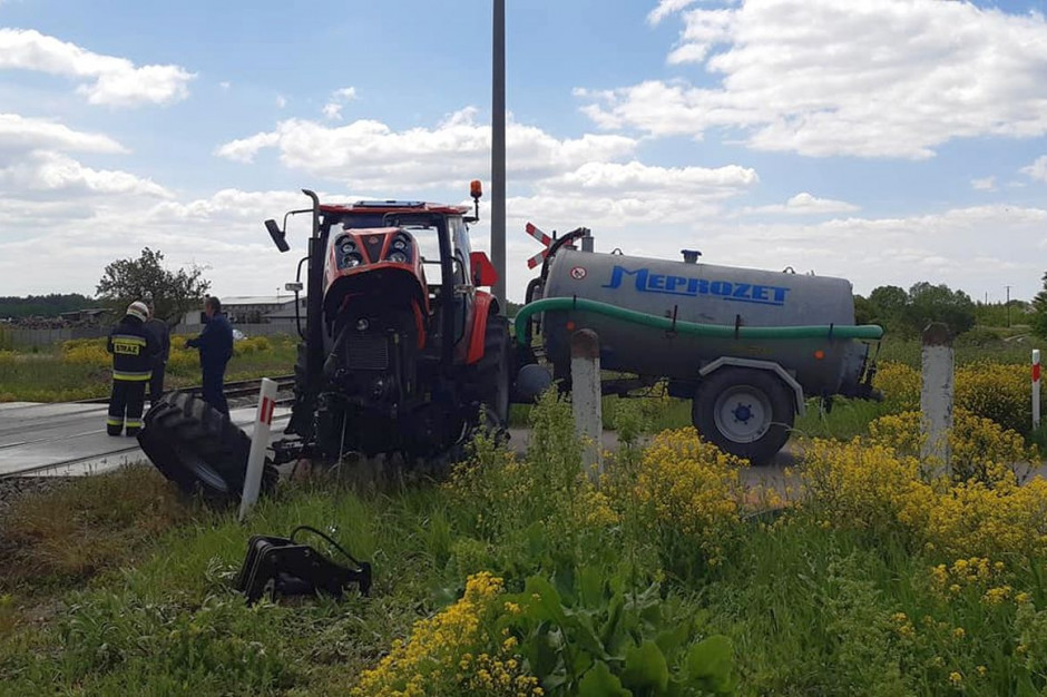 Do zderzenia pociągu z traktorem doszło na niestrzezonym przejeździe kolejowym, Foto: OSP Mordy
