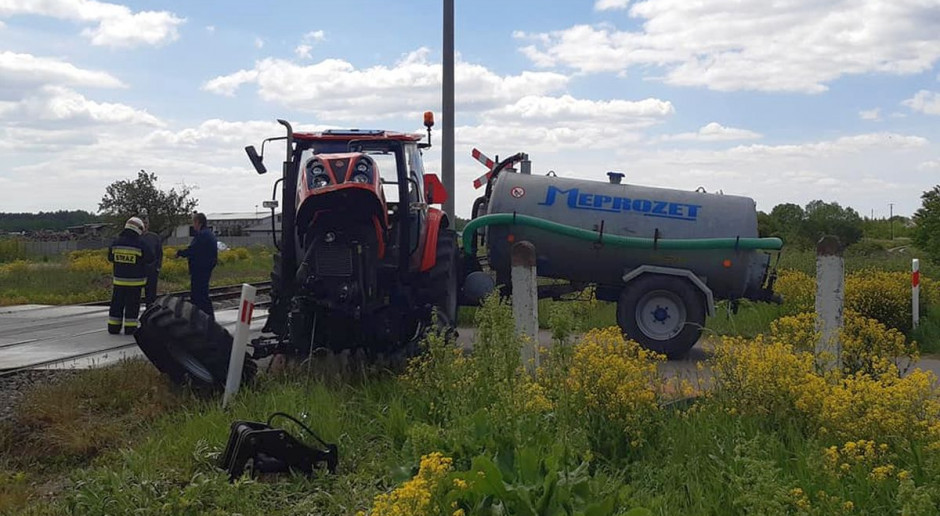Do zderzenia pociągu z traktorem doszło na niestrzezonym przejeździe kolejowym, Foto: OSP Mordy Ciągnik zderzył się z pociągiem osobowym
