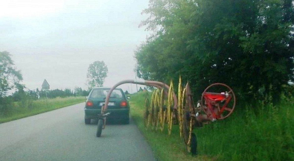 Nietypowy zestaw rolniczy zobaczyli policjanci na drodze pod Sędziszowem, Fot. Policja Volkswagen ciągnął po drodze zgrabiarkę