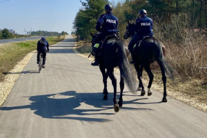 Konny pościg policjantów za rowerzystami