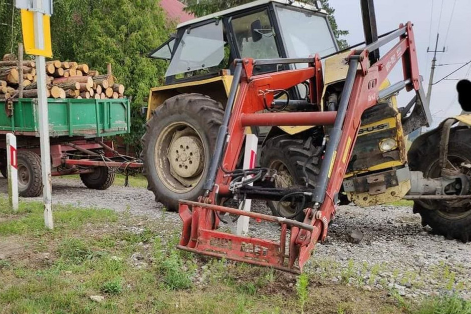 Ciągnik z transportem drewna zderzył się z pociągiem pod Chodzieżą, fot. OSP Sokołowo Budzyńskie