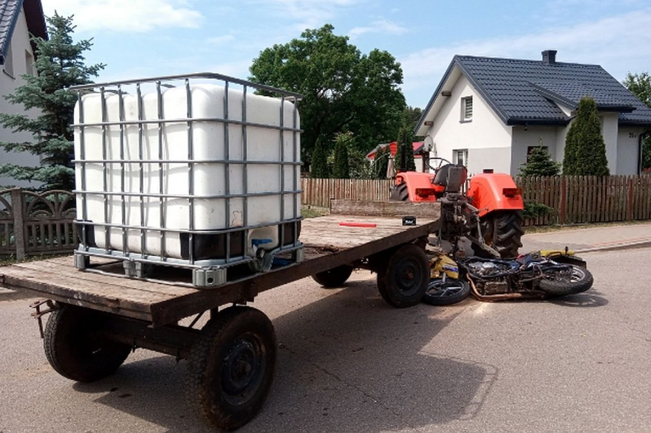 Motocyklista wpadł na skręcający traktor, Foto: KPP Ostrołęka