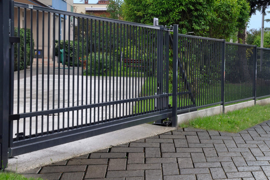 Najbardziej skomplikowanym elementem wykonywanego ogrodzenia na posesji jest zwykle brama wjazdowa, fot. Plast-Met